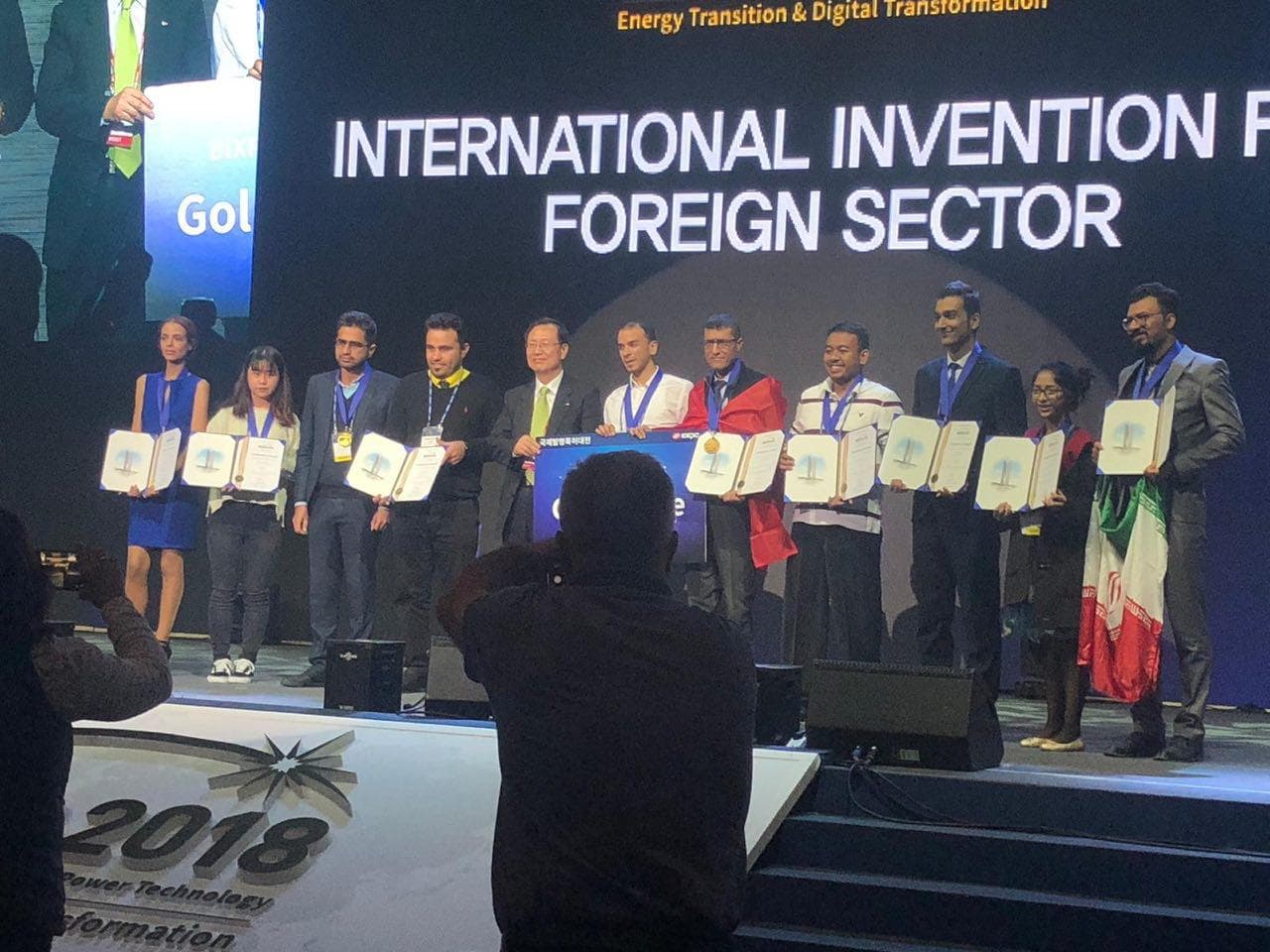 Les lauréats du volet étranger sur scène au Salon international des inventions BIXPO 2018, certificats de prix en main.